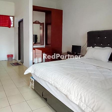 Bernard Guest House & Resto Redpartner Ambarita Exterior photo