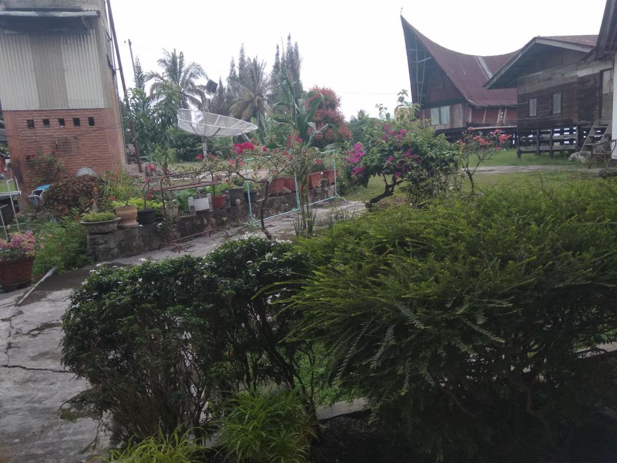 Bernard Guest House & Resto Redpartner Ambarita Exterior photo