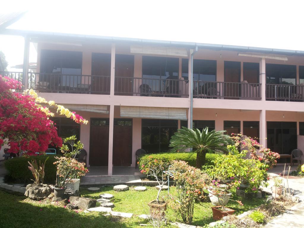 Bernard Guest House & Resto Redpartner Ambarita Exterior photo